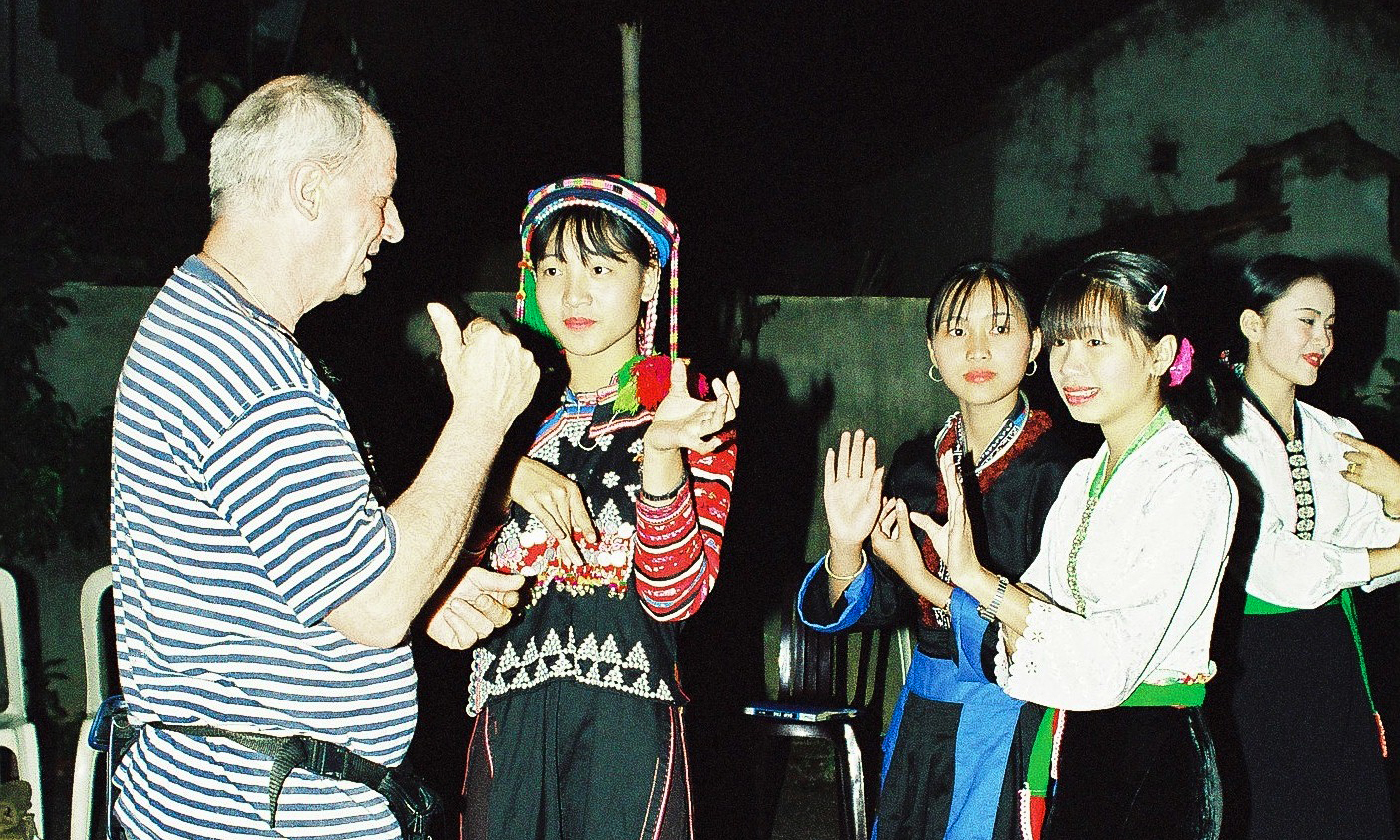 A traveler joining and learning traditional dance steps with local dancers (Source: Vietnamnet)