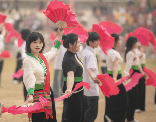Xoe dance performance with bright red fans (Source: VietnamTourism)