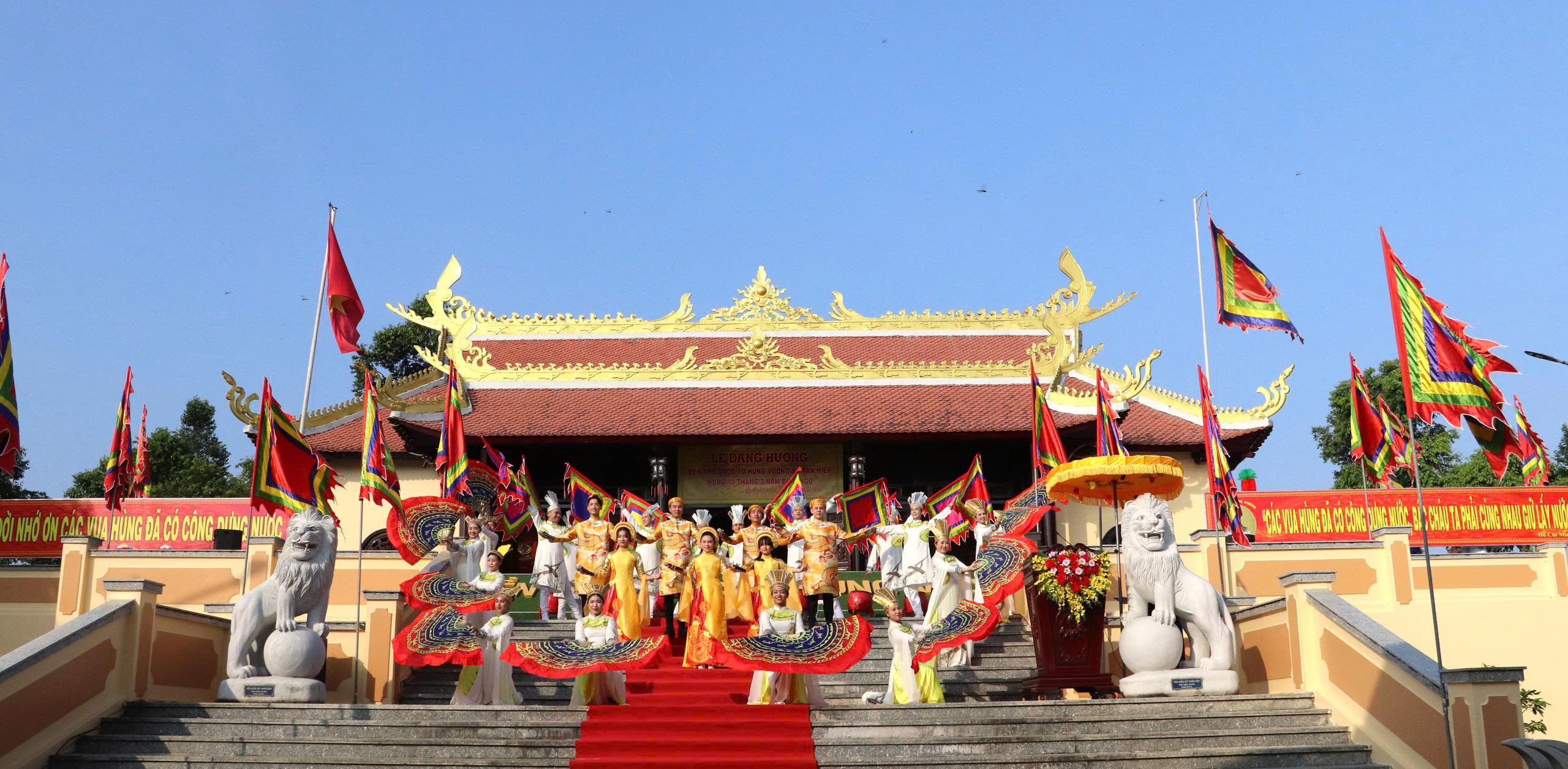 Dâng hương Quốc Tổ 