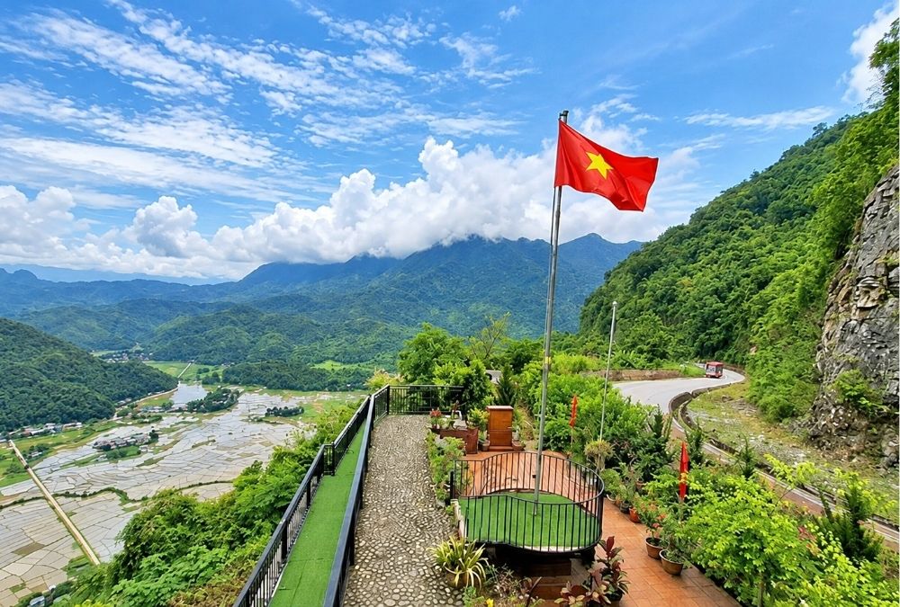 Cột cờ Mai Châu là điểm dừng chân lý tưởng của nhiều du khách