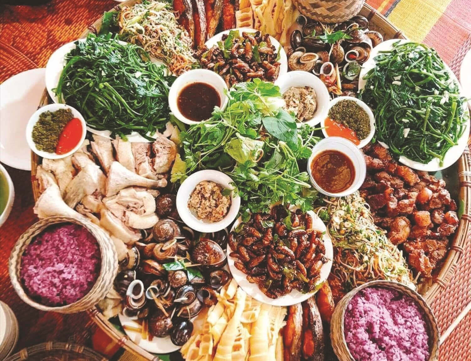 Thưởng thức bữa cơm bản địa Thưởng thức bữa cơm bản địa