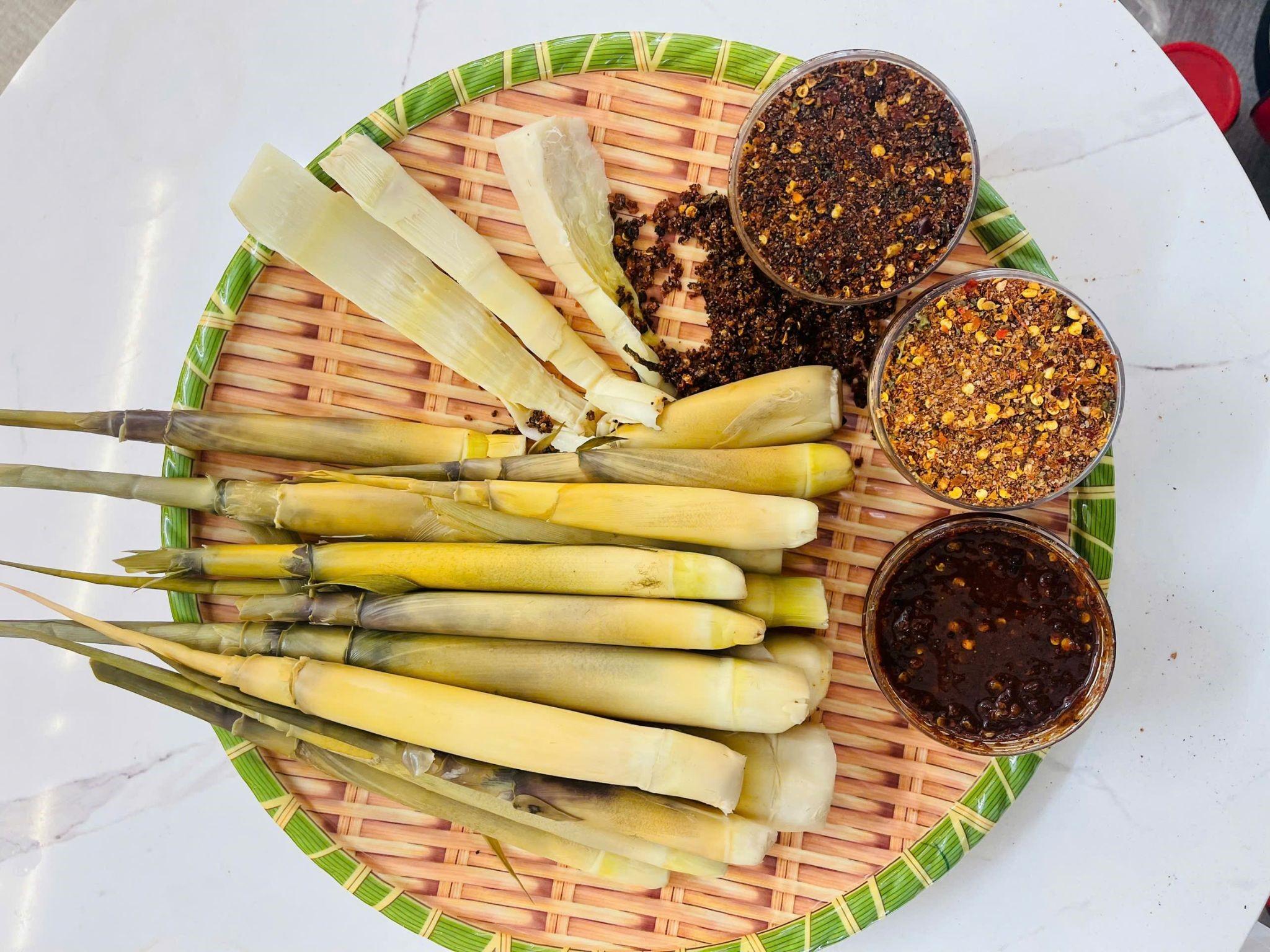 Crisp, sweet boiled bamboo shoots with savory cham cheo: a rustic dish that captures the taste of But Village's forests (Source: Thai Nguyen Newspaper) Crisp, sweet boiled bamboo shoots with savory cham cheo: a rustic dish that captures the taste of But Village's forests (Source: Thai Nguyen Newspaper)