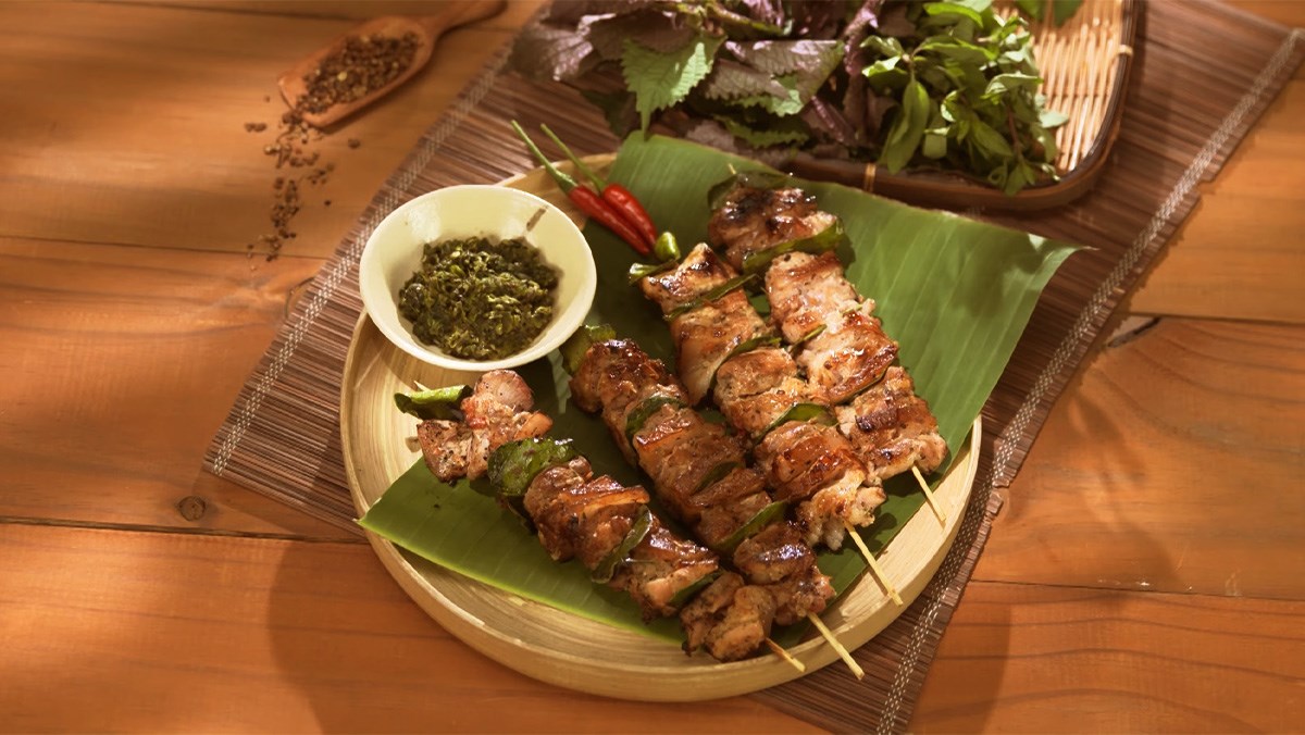 Grilled village pork with mac khen: charred at the edges, aromatic, and carrying the signature mild tingle of Northwestern spices (Source: Dien May Xanh) Grilled village pork with mac khen: charred at the edges, aromatic, and carrying the signature mild tingle of Northwestern spices (Source: Dien May Xanh)