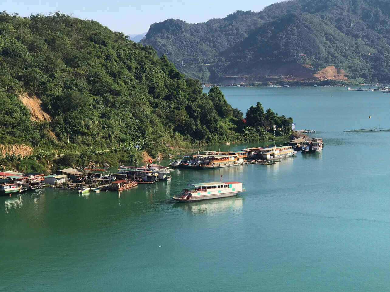 Cảng Bích Hạ có gì hấp dẫn du khách khi khám phá hồ Hòa Bình? Cảng Bích Hạ có gì hấp dẫn du khách khi khám phá hồ Hòa Bình?