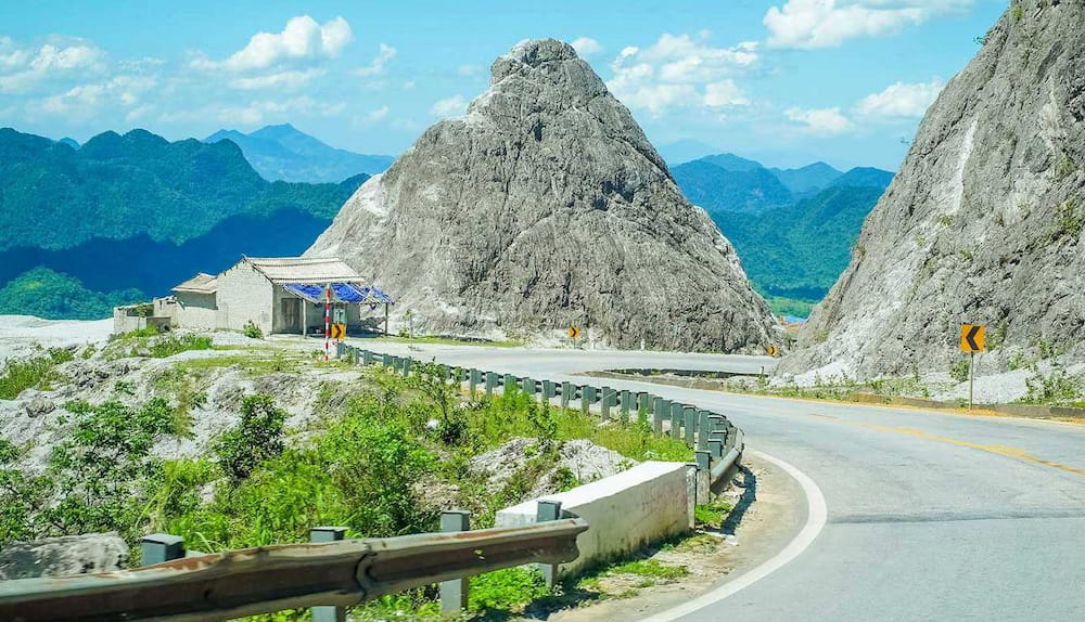 Cung đèo Đá Trắng là điểm dừng chân ngắm cảnh trên tuyến đường đi Mai Châu (Nguồn: GreenSM) Cung đèo Đá Trắng là điểm dừng chân ngắm cảnh trên tuyến đường đi Mai Châu (Nguồn: GreenSM)