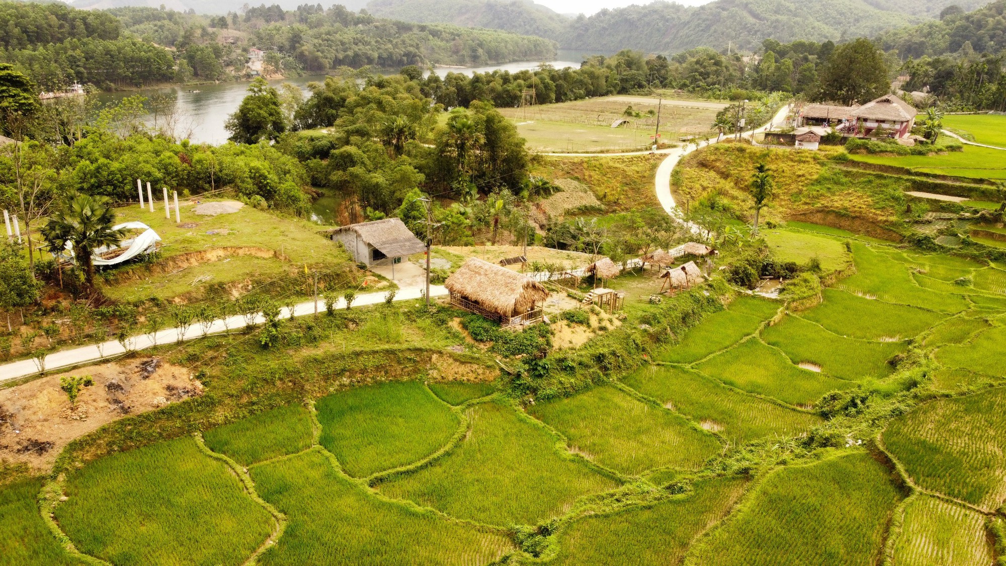 Vẻ đẹp hoang sơ, vắng vẻ và yên bình tại Bản Mạ, Mai Châu (Nguồn: Doanh nghiệp Tiếp thị) Vẻ đẹp hoang sơ, vắng vẻ và yên bình tại Bản Mạ, Mai Châu (Nguồn: Doanh nghiệp Tiếp thị)