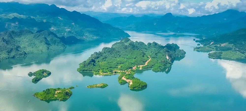 Hòn đảo nhỏ nhô lên giữa mặt nước xanh biếc tại lòng hồ Thung Nai Hòn đảo nhỏ nhô lên giữa mặt nước xanh biếc tại lòng hồ Thung Nai