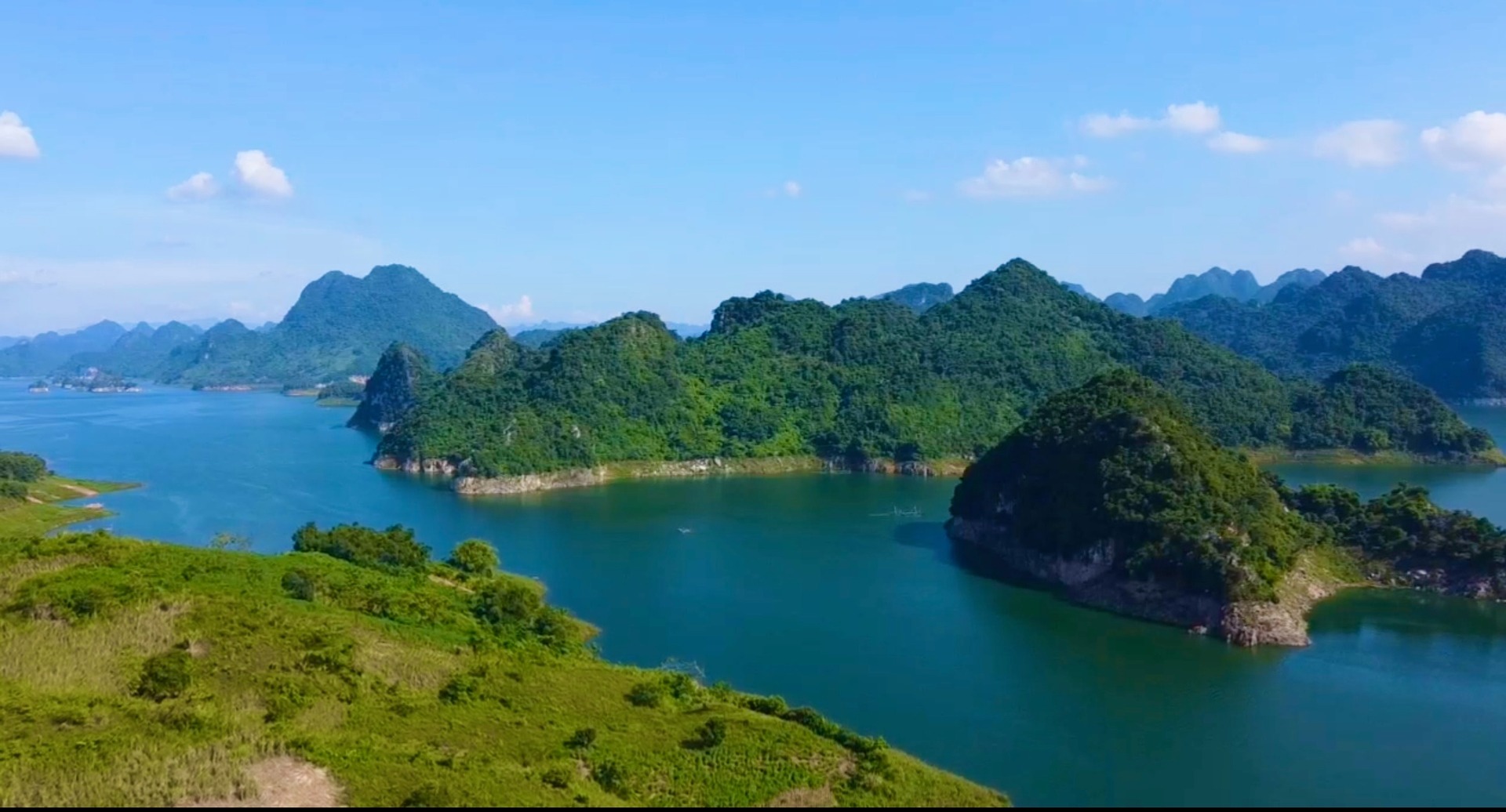 Mặt hồ xanh ngắt và các dãy núi đá vôi kỳ vĩ tại Vịnh Ngòi Hoa, hồ Hòa Bình Mặt hồ xanh ngắt và các dãy núi đá vôi kỳ vĩ tại Vịnh Ngòi Hoa, hồ Hòa Bình