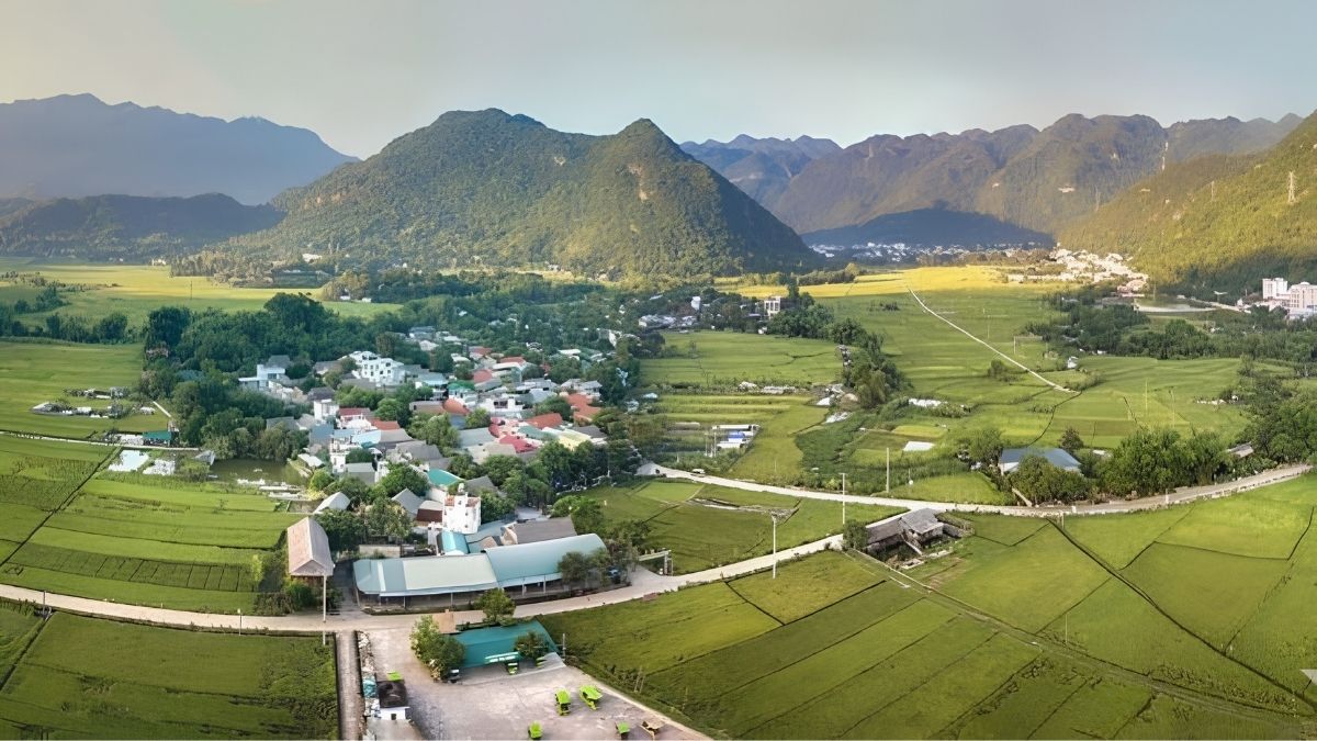 Không gian thanh bình của thung lũng lúa và nhà sàn truyền thống tại Bản Lác (Nguồn: GreenSM) Không gian thanh bình của thung lũng lúa và nhà sàn truyền thống tại Bản Lác (Nguồn: GreenSM)