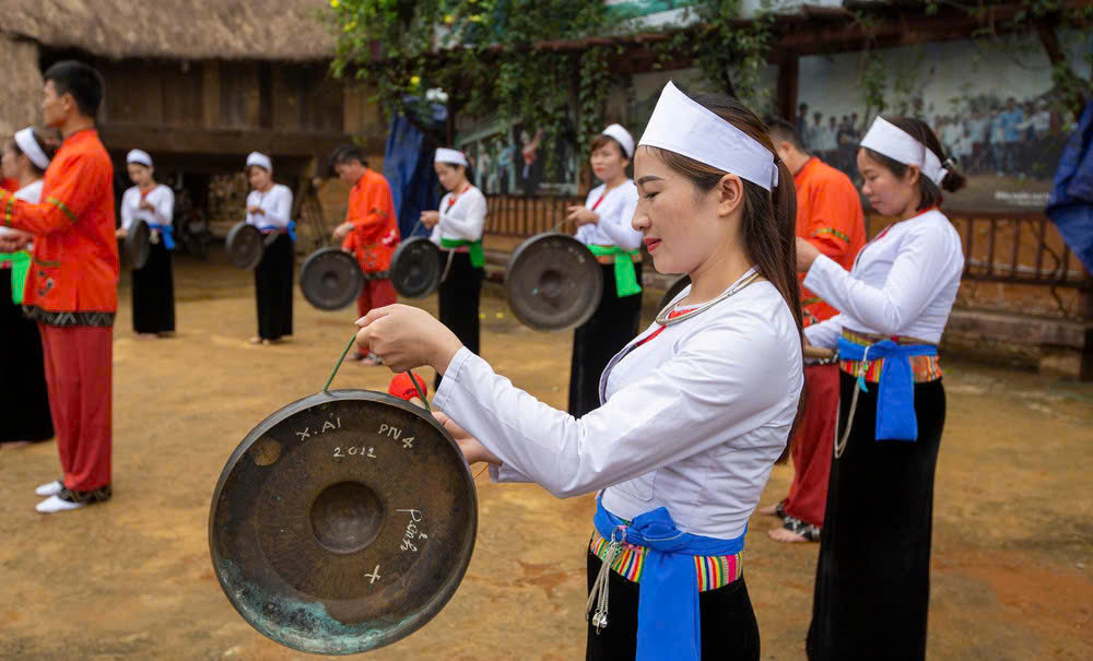 Tiếng chiêng trong lễ cưới Tiếng chiêng trong lễ cưới
