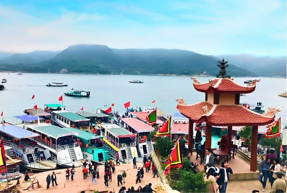 Đi lễ đầu năm ở Đền Thác Bờ (Nguồn: Thu thập) Đi lễ đầu năm ở Đền Thác Bờ (Nguồn: Thu thập)