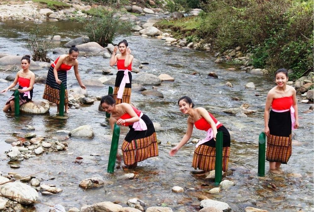 Người Thái ở Mai Châu lấy nước suối đầu năm để cầu may mắn, tài lộc cho gia đình (Nguồn: Báo Nghệ An) Người Thái ở Mai Châu lấy nước suối đầu năm để cầu may mắn, tài lộc cho gia đình (Nguồn: Báo Nghệ An)