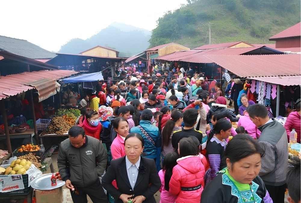 Mai Châu đông nghịt ngày Tết (Nguồn: Báo Dân Trí) Mai Châu đông nghịt ngày Tết (Nguồn: Báo Dân Trí)
