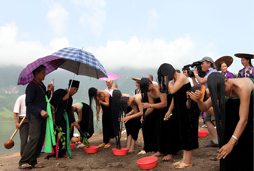Sáng mùng 1, người Thái lấy nước suối gội đầu, gột rửa điều không may của năm cũ (Nguồn: huongnui.vn) Sáng mùng 1, người Thái lấy nước suối gội đầu, gột rửa điều không may của năm cũ (Nguồn: huongnui.vn)