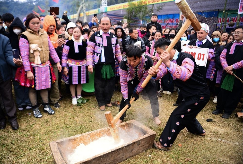 Cuộc thi giã bánh dày (Nguồn: Báo Sức Khoẻ và Đời Sống) Cuộc thi giã bánh dày (Nguồn: Báo Sức Khoẻ và Đời Sống)
