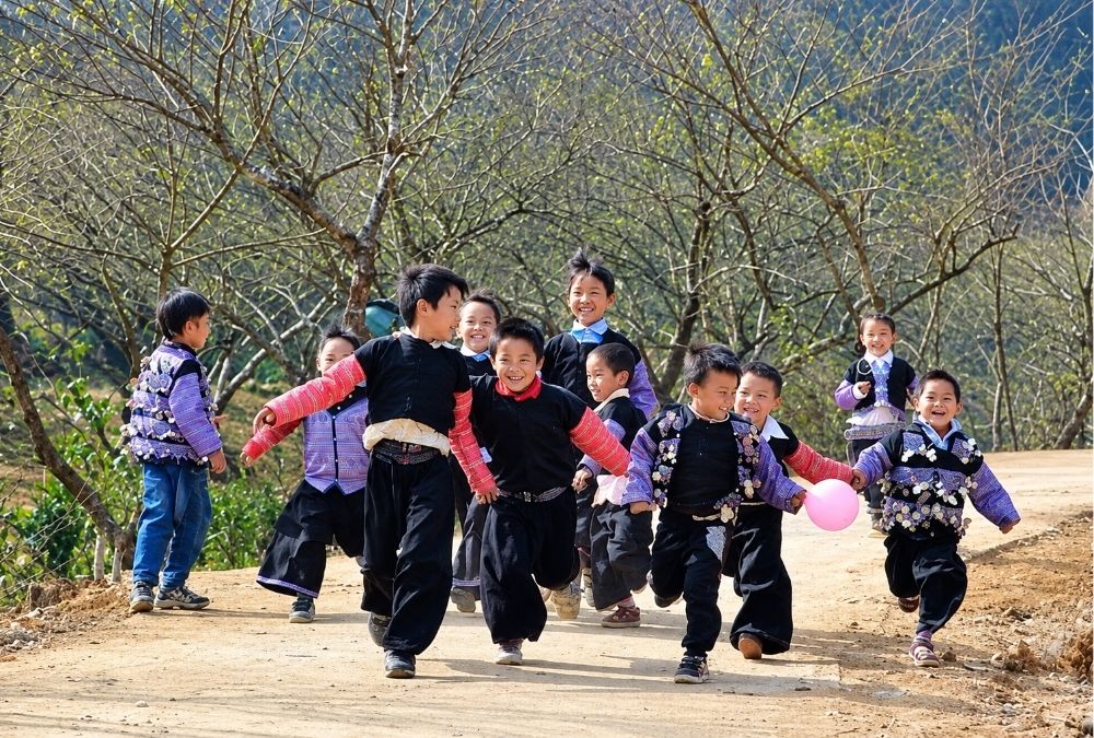 Sáng mùng 1, bà con đội sương đi từ bản này sang bản khác để chúc Tết nhau (Nguồn: xaluannews.com) Sáng mùng 1, bà con đội sương đi từ bản này sang bản khác để chúc Tết nhau (Nguồn: xaluannews.com)