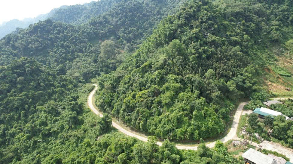 Cung đường Ba Khan uốn lượn qua những dãy núi đá vôi mở ra tầm nhìn hướng lòng hồ Hòa Bình Cung đường Ba Khan uốn lượn qua những dãy núi đá vôi mở ra tầm nhìn hướng lòng hồ Hòa Bình