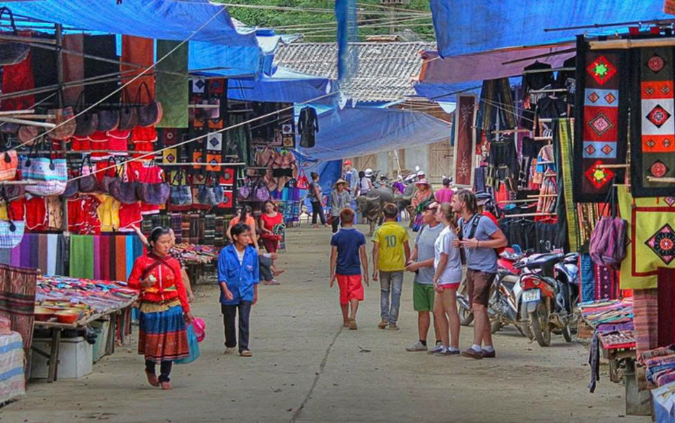Không khí nhộn nhịp rực rỡ sắc màu thổ cẩm tại phiên chợ Pà Cò Không khí nhộn nhịp rực rỡ sắc màu thổ cẩm tại phiên chợ Pà Cò