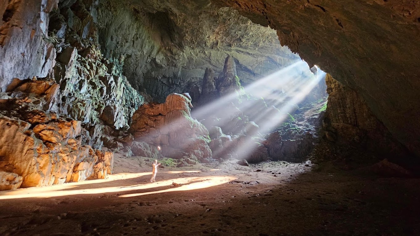 Khoảng không rộng giữa lòng hang