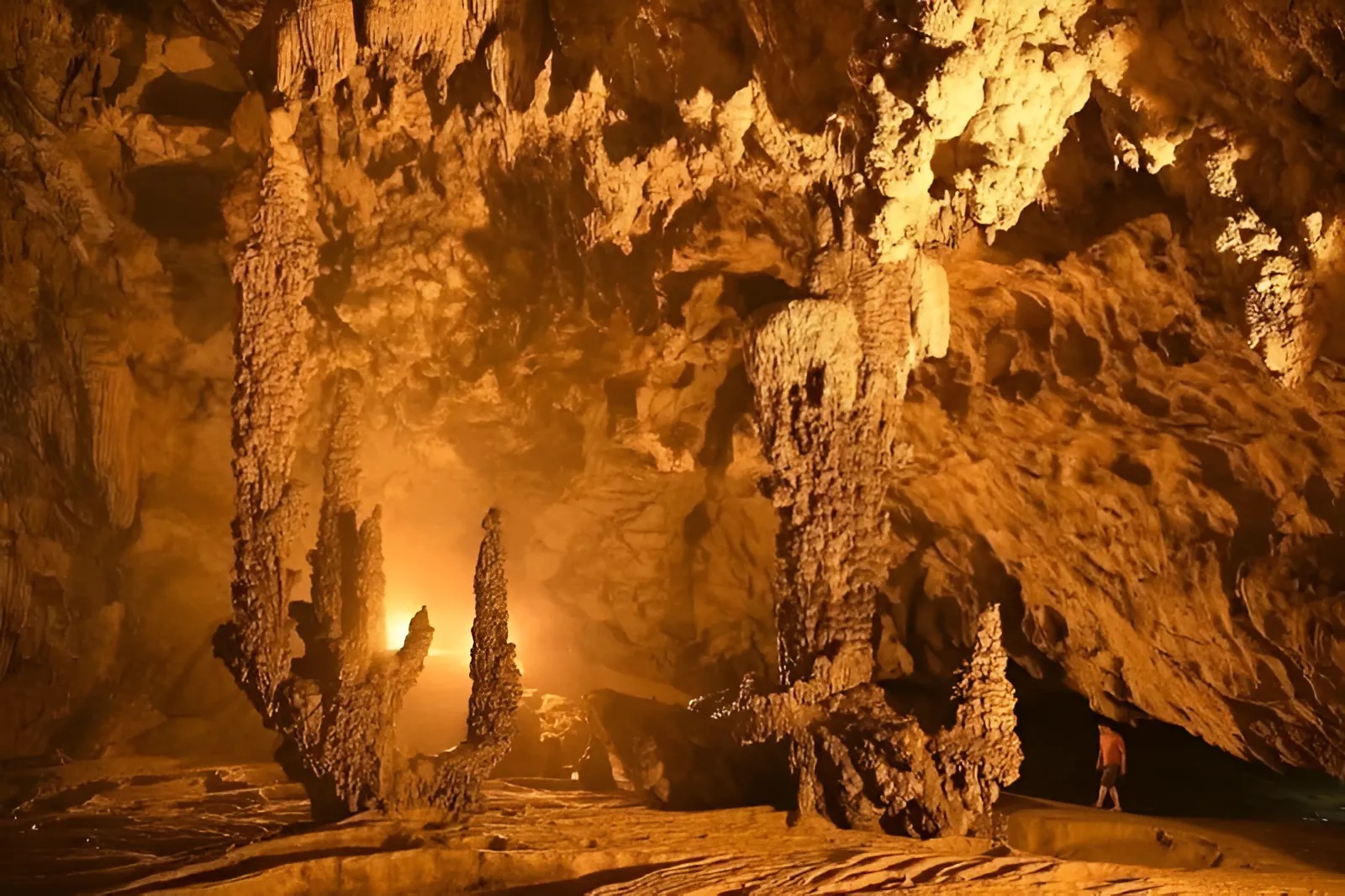 Hang Mỏ Luông là một trong những hang động tự nhiên kỳ vĩ nhất của Việt Nam Hang Mỏ Luông là một trong những hang động tự nhiên kỳ vĩ nhất của Việt Nam