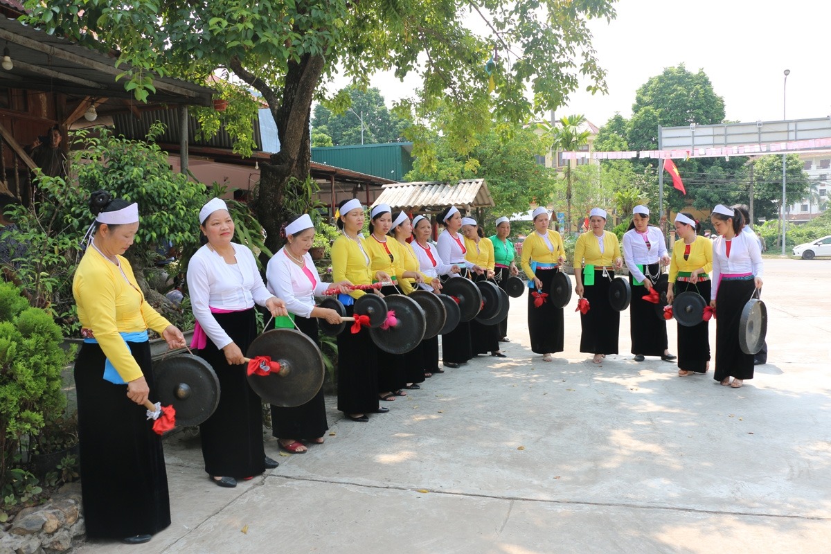 Lễ hội Cồng Chiêng là một trong những lễ hội nổi tiếng của người Mường Lễ hội Cồng Chiêng là một trong những lễ hội nổi tiếng của người Mường