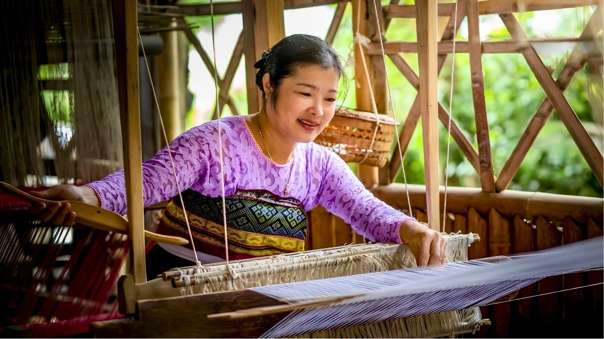 Dệt thổ cẩm - Công việc gắn liền với hình ảnh người phụ nữ Thái Trắng (Nguồn: Việt Nam Thịnh Vượng) Dệt thổ cẩm - Công việc gắn liền với hình ảnh người phụ nữ Thái Trắng (Nguồn: Việt Nam Thịnh Vượng)