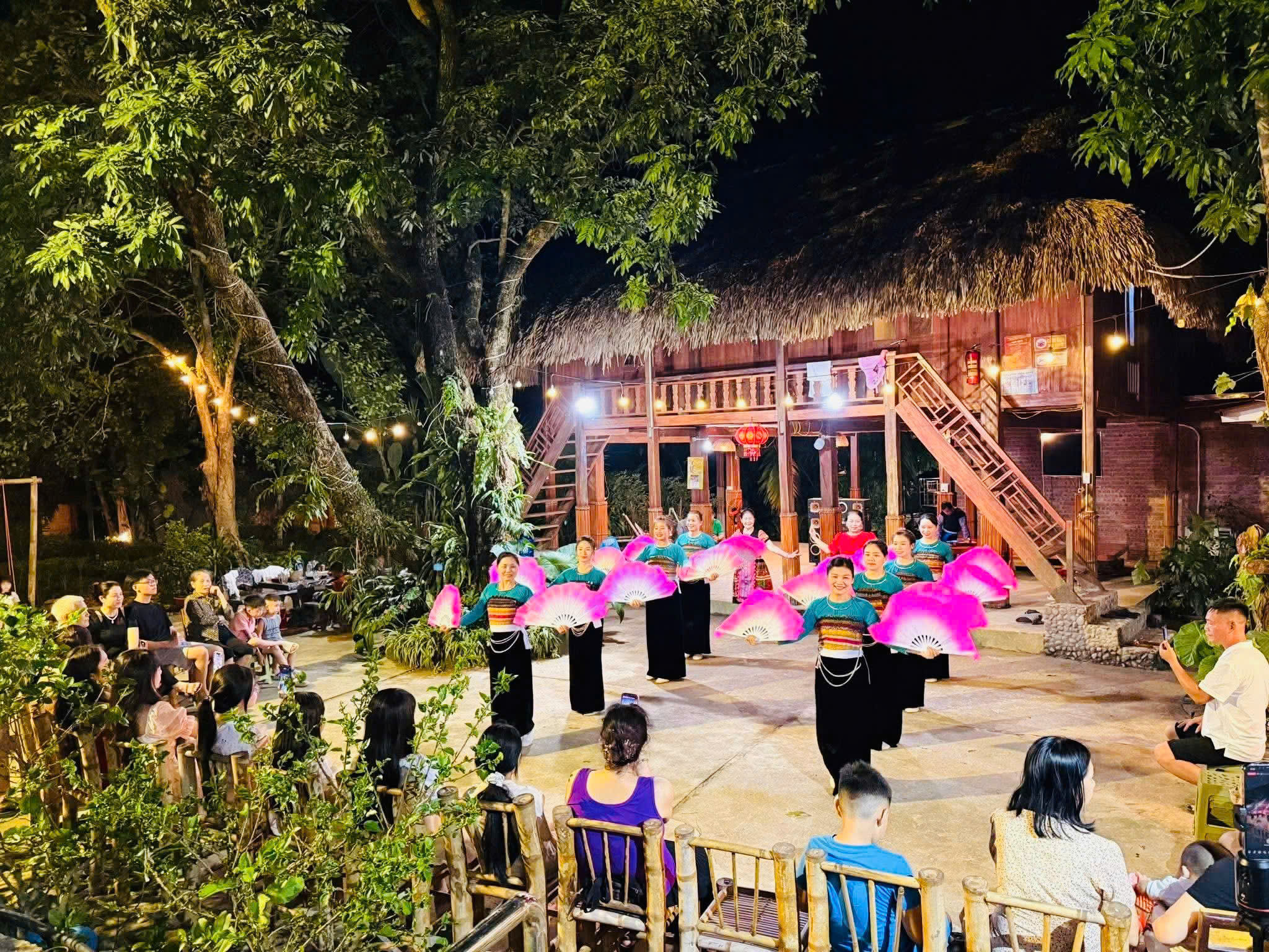 Nhà sàn là không gian diễn ra các hoạt động văn hóa và giao lưu cộng đồng
