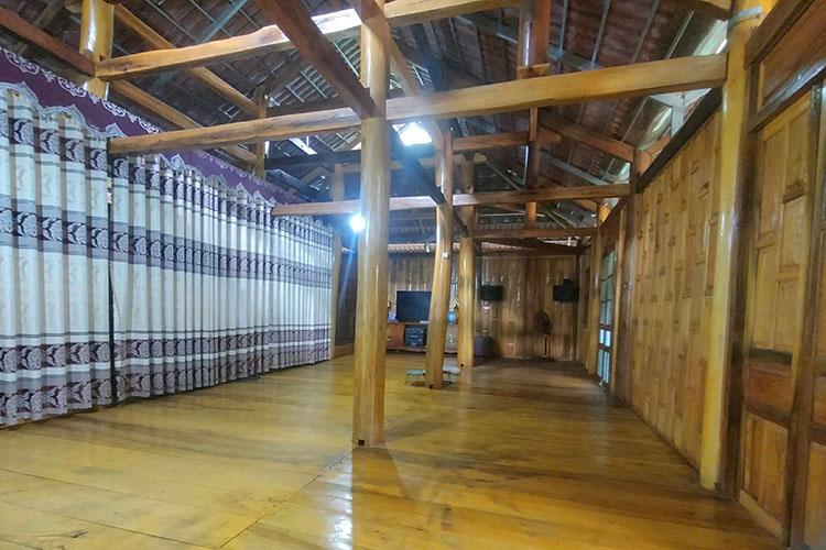 Không gian bên trong nhà sàn được sắp xếp linh hoạt cho các hoạt động gia đình