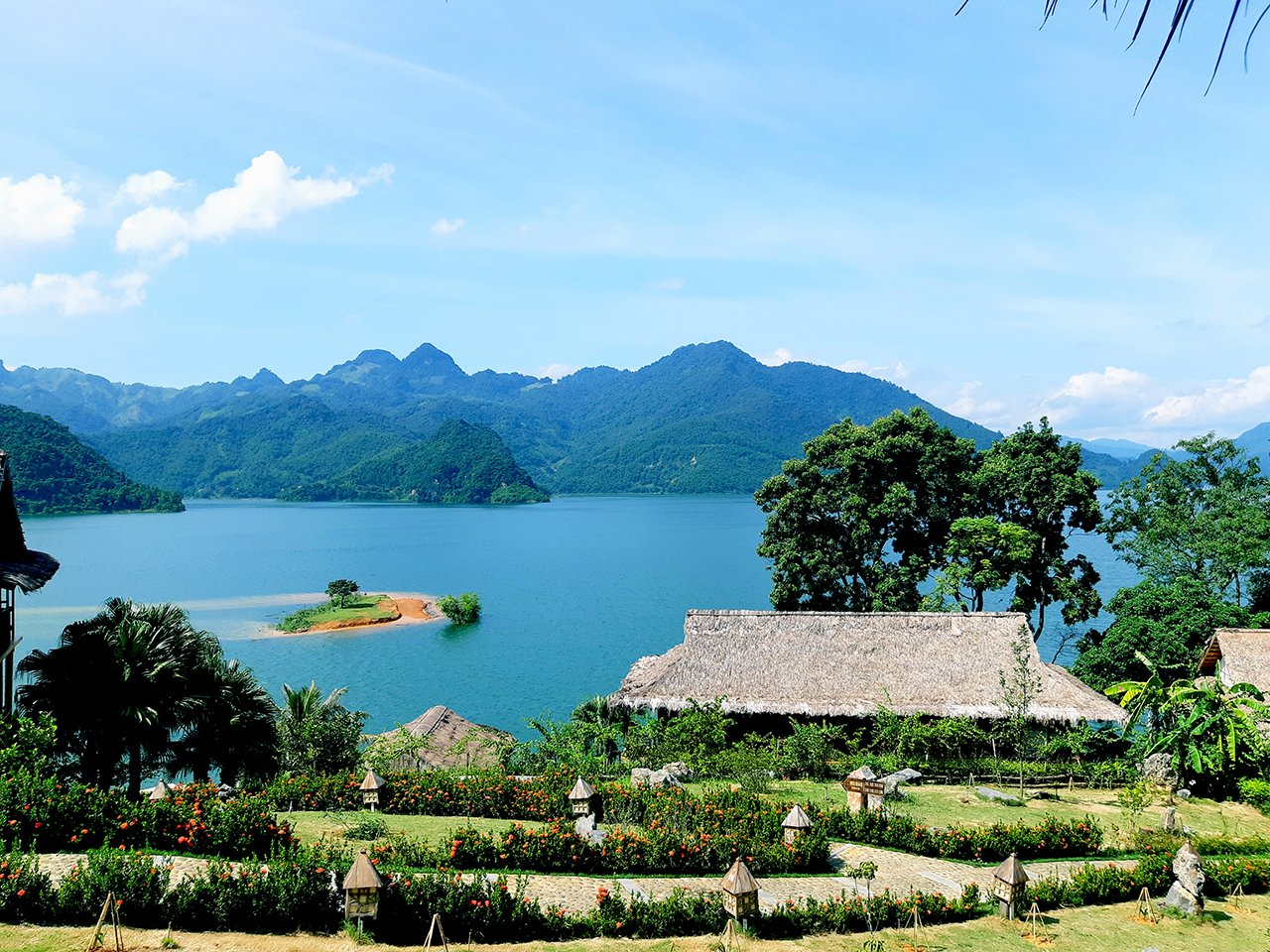 Khung cảnh thiên nhiên thơ mộng tại Mai Chau Hideaway Lake Resort Khung cảnh thiên nhiên thơ mộng tại Mai Chau Hideaway Lake Resort
