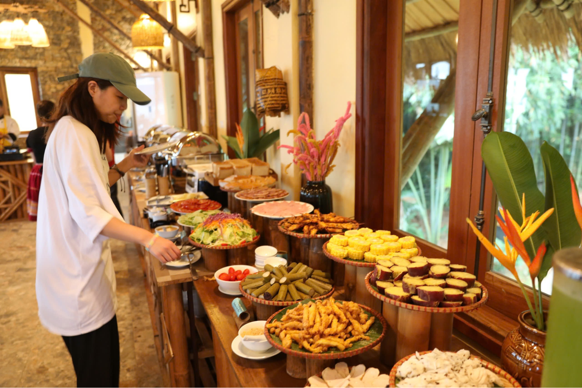 Bữa sáng buffet tại Mai Châu Hideaway Lake Resort Bữa sáng buffet tại Mai Châu Hideaway Lake Resort