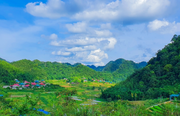 Hình ảnh Bản Son Bá Mười tại khu du lịch Pù Luông Thanh Hóa (Nguồn: Cục du lịch quốc gia Việt Nam) Hình ảnh Bản Son Bá Mười tại khu du lịch Pù Luông Thanh Hóa (Nguồn: Cục du lịch quốc gia Việt Nam)