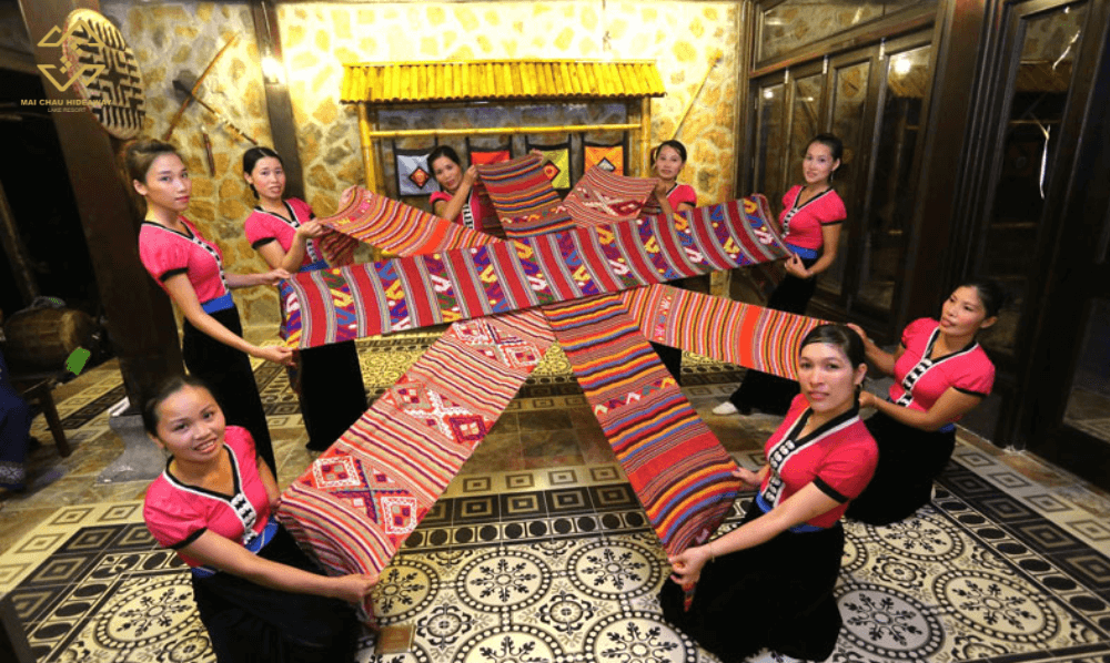 Dệt thổ cẩm tại khu du lịch Pù Luông Dệt thổ cẩm tại khu du lịch Pù Luông