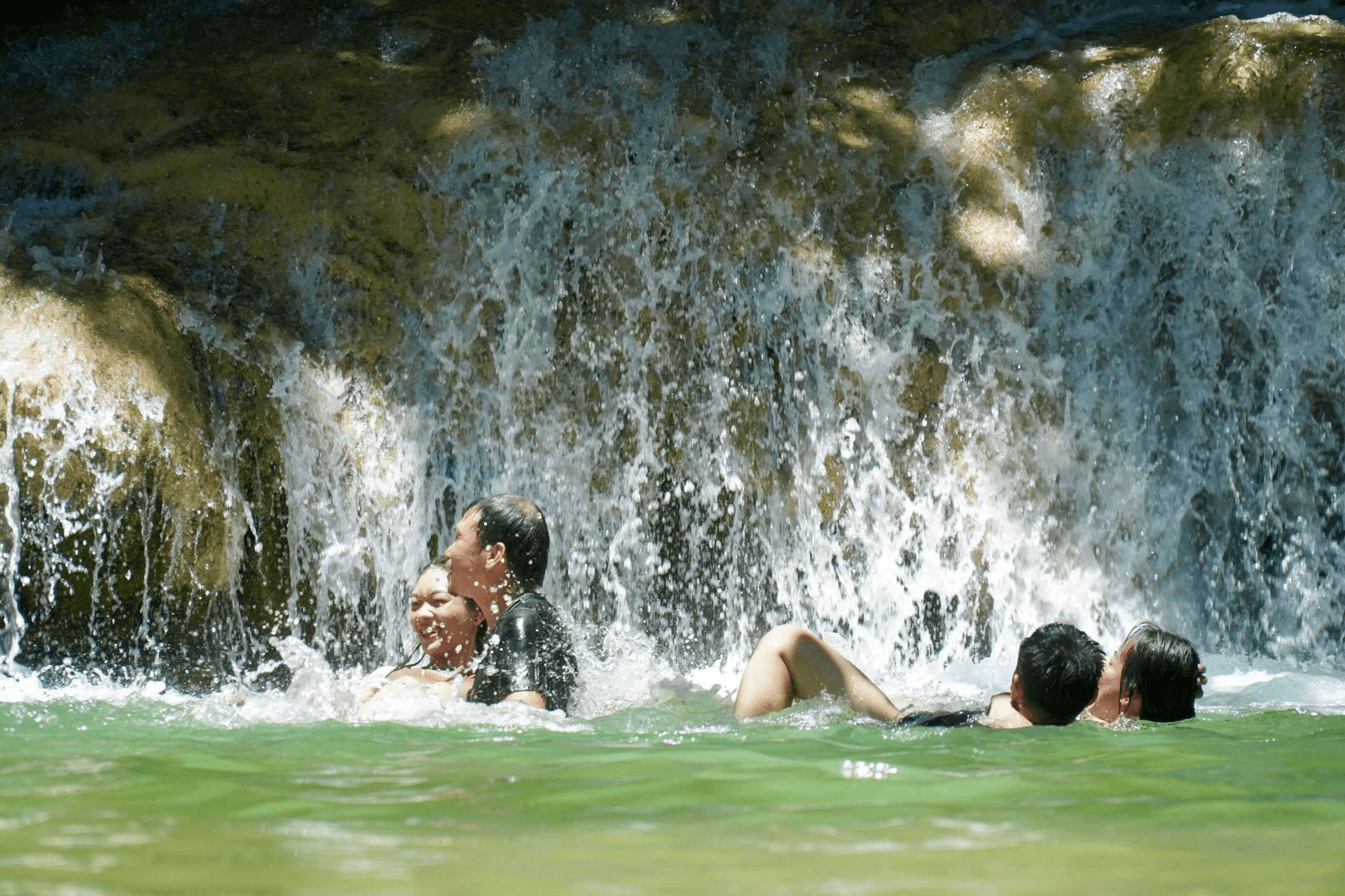 Trải nghiệm tắm tại thác Hiêu Pù Luông (Nguồn: Nông thôn mới) Trải nghiệm tắm tại thác Hiêu Pù Luông (Nguồn: Nông thôn mới)