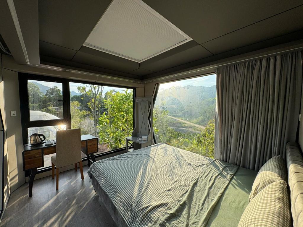 Phòng nghỉ Halo Retreat với thiết kế hiện đại, cửa kính lớn đón ánh sáng tự nhiên và tầm nhìn hướng núi xanh Phòng nghỉ Halo Retreat với thiết kế hiện đại, cửa kính lớn đón ánh sáng tự nhiên và tầm nhìn hướng núi xanh