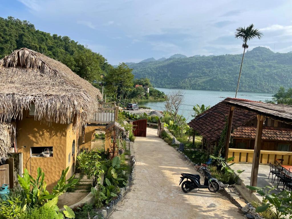 Không gian Ké Retreat với những căn nhà mái lá mộc mạc trên sườn đồi, hướng nhìn ra hồ Hòa Bình và núi rừng Không gian Ké Retreat với những căn nhà mái lá mộc mạc trên sườn đồi, hướng nhìn ra hồ Hòa Bình và núi rừng