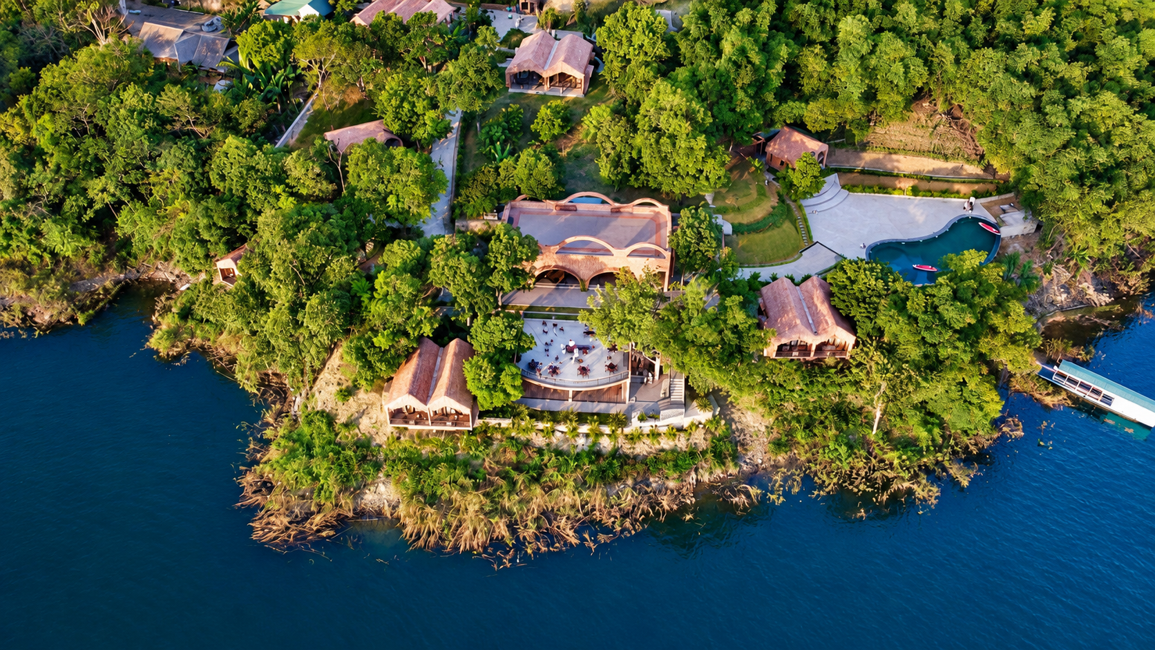 Toàn cảnh Maida Lodge nhìn từ trên với view hướng ra hồ Hòa Bình Toàn cảnh Maida Lodge nhìn từ trên với view hướng ra hồ Hòa Bình