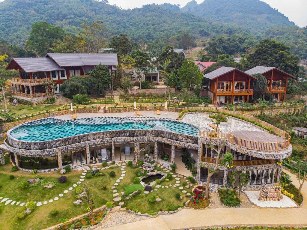 Toàn cảnh Mơ Village với khuôn viên xanh mát giữa núi rừng Đà Bắc Toàn cảnh Mơ Village với khuôn viên xanh mát giữa núi rừng Đà Bắc