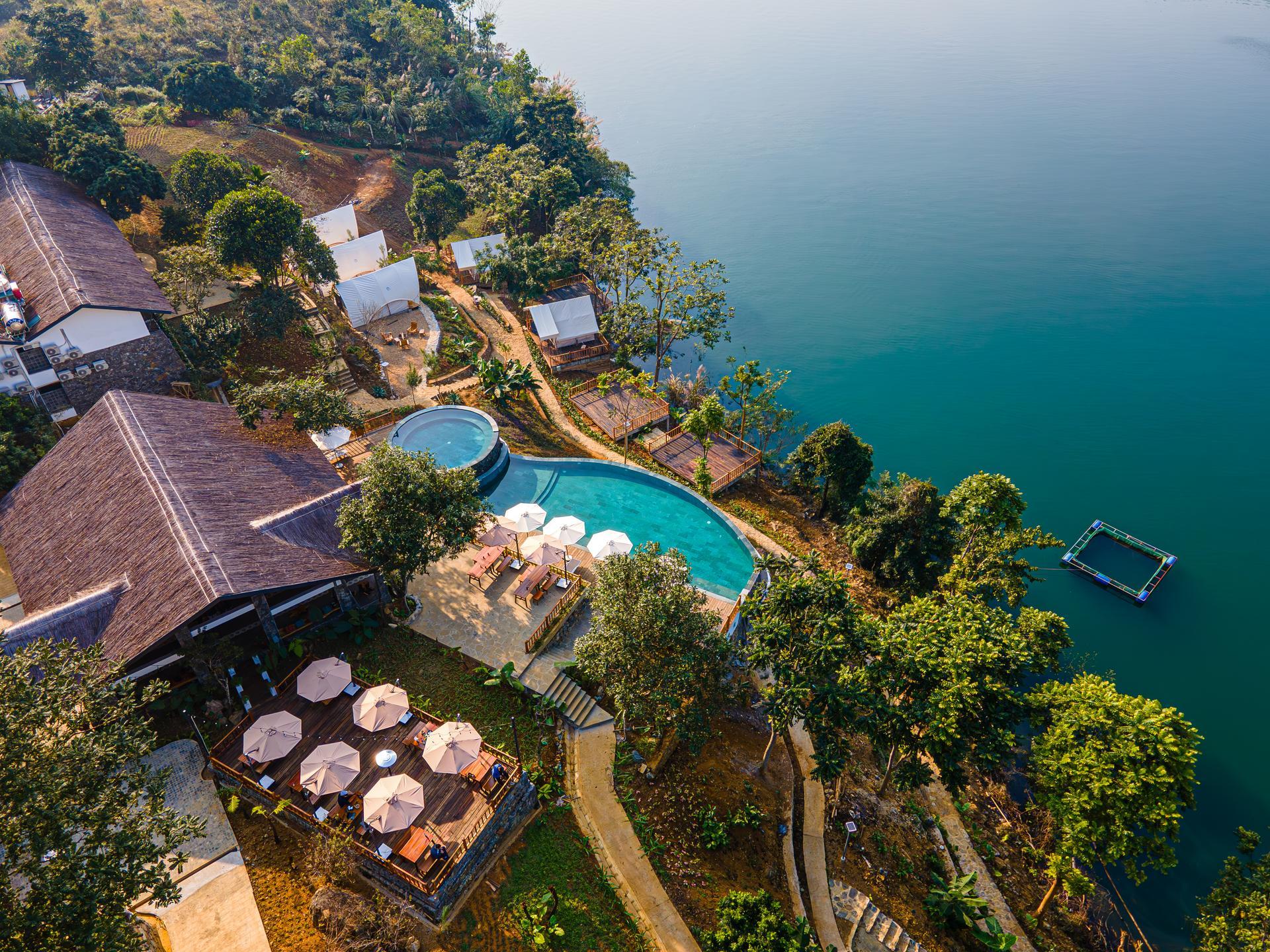 Toàn cảnh Vayang Retreat & Camping với khu glamping nằm sát hồ Hòa Bình Toàn cảnh Vayang Retreat & Camping với khu glamping nằm sát hồ Hòa Bình