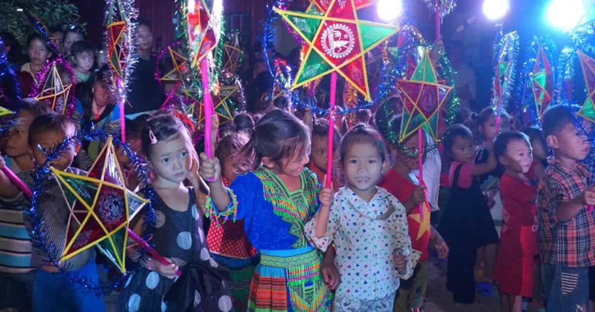 Giao lưu văn nghệ cùng các em nhỏ tại bản Giao lưu văn nghệ cùng các em nhỏ tại bản