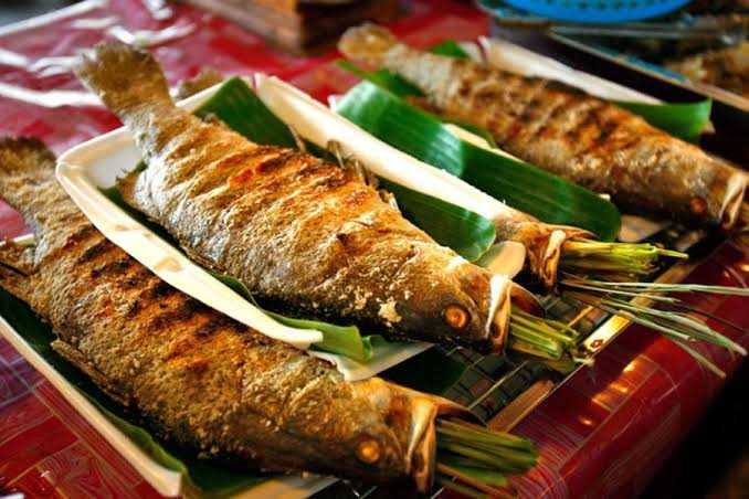 Cá suối nướng que tre giòn thơm, món ăn dân dã đậm đà vị núi rừng Cá suối nướng que tre giòn thơm, món ăn dân dã đậm đà vị núi rừng