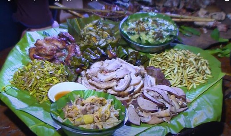 Mâm cỗ lá Mường giữa núi rừng Tây Bắc Mâm cỗ lá Mường giữa núi rừng Tây Bắc