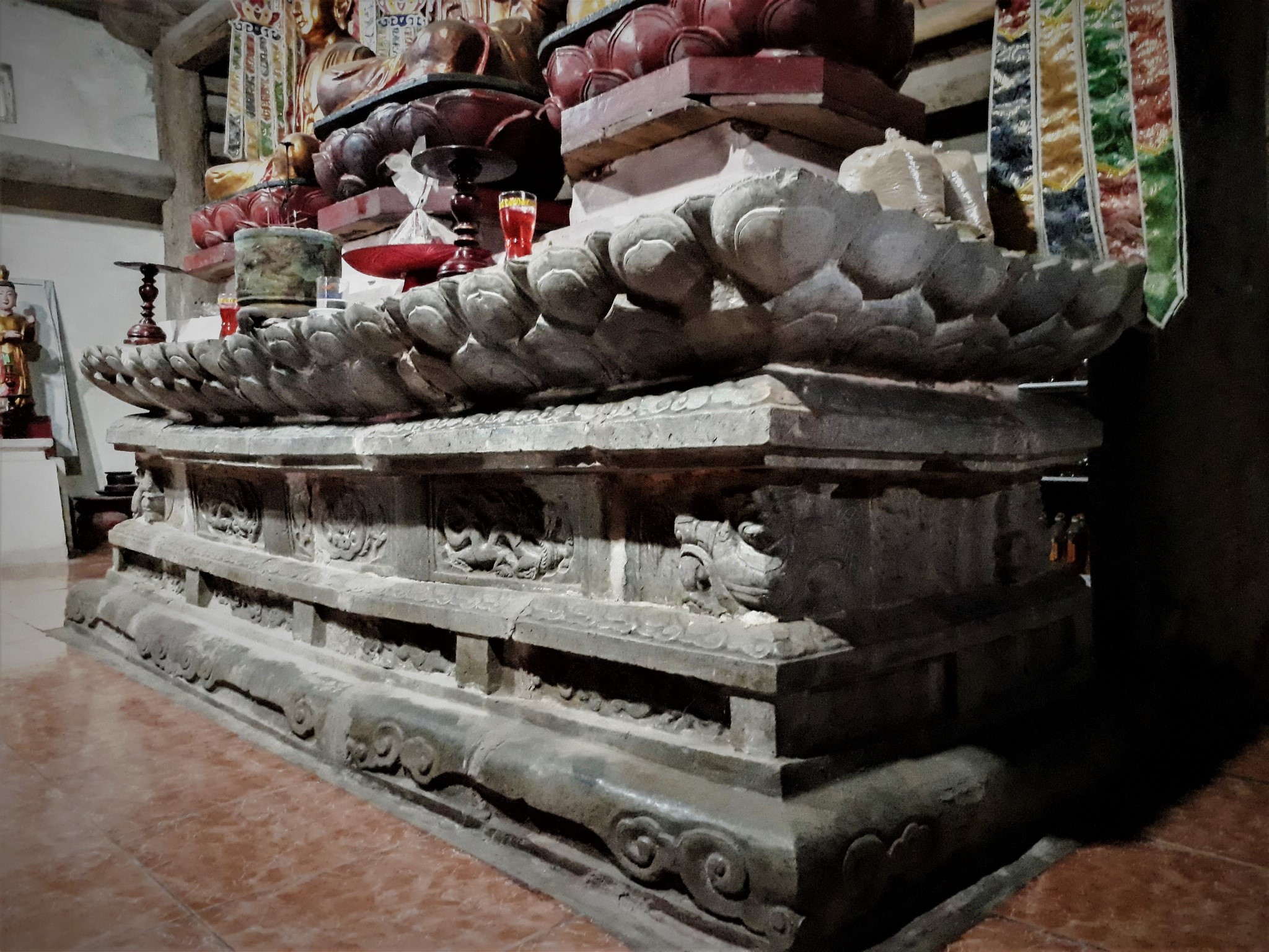 Bàn thờ Phật bằng đá (Bảo vật quốc gia) 
