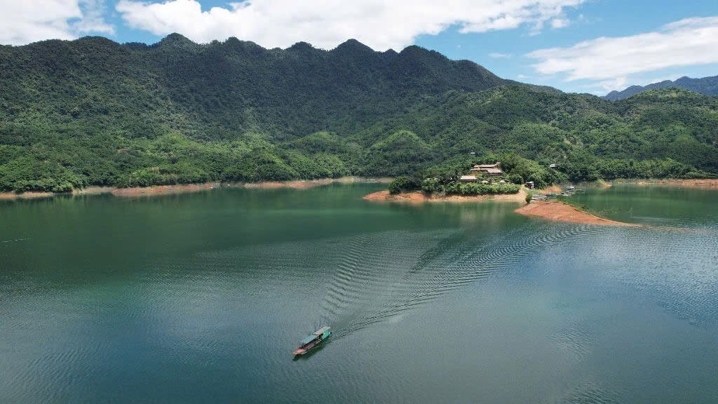 Outstanding features of Hoa Binh Lake (Source: Collect) Outstanding features of Hoa Binh Lake (Source: Collect)