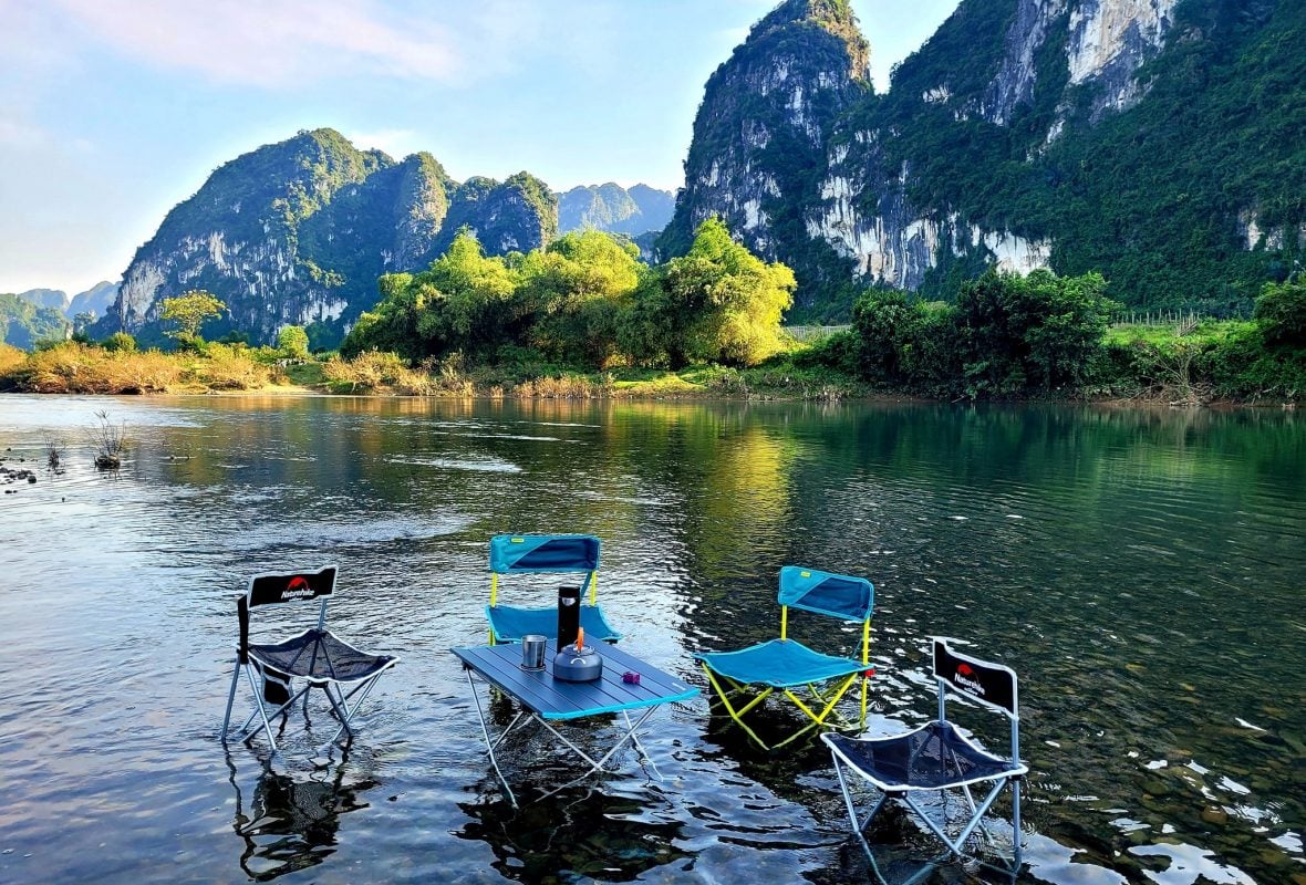 Explore a charming beauty in Hoa Binh Lake (Source: Tap chi dien tu Thanh pho Ho Chi Minh) Explore a charming beauty in Hoa Binh Lake (Source: Tap chi dien tu Thanh pho Ho Chi Minh)