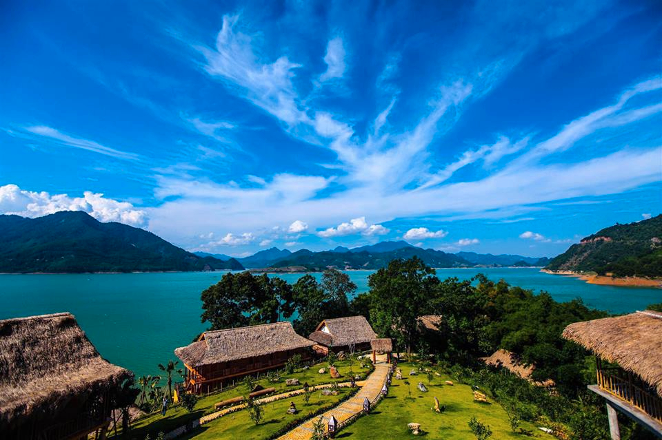 Lake-facing accommodation at Mai Chau Hideaway 