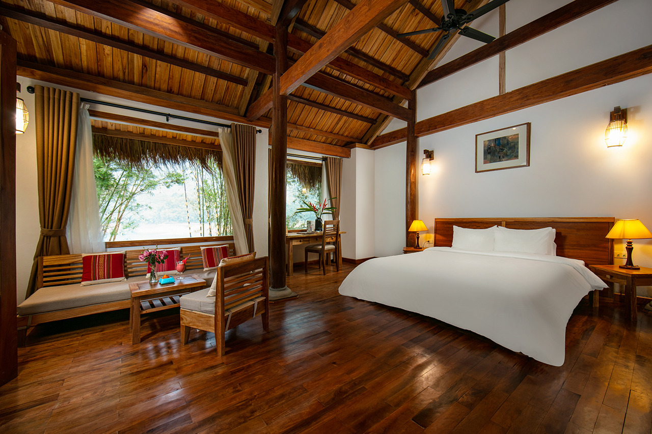 Phòng ở Mai Chau Hideaway Lake Resort có view nhìn ra hồ và núi Phòng ở Mai Chau Hideaway Lake Resort có view nhìn ra hồ và núi