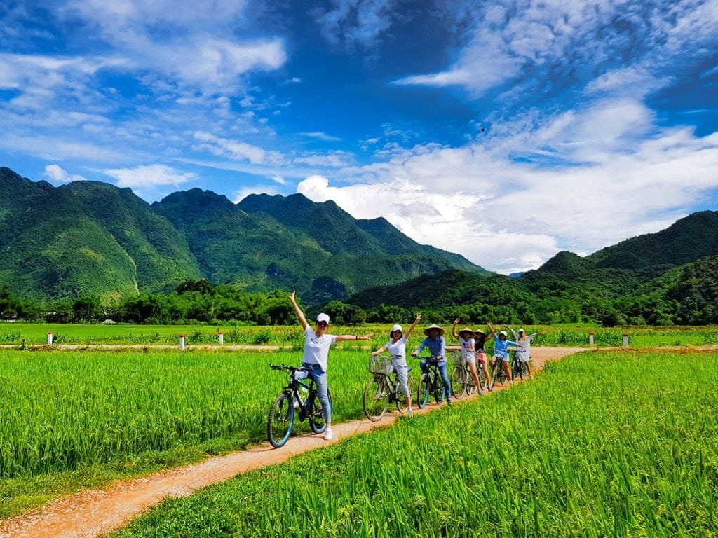 Đạp xe qua những cánh đồng lúa bát ngát để khám phá vẻ đẹp của Mai Châu Đạp xe qua những cánh đồng lúa bát ngát để khám phá vẻ đẹp của Mai Châu