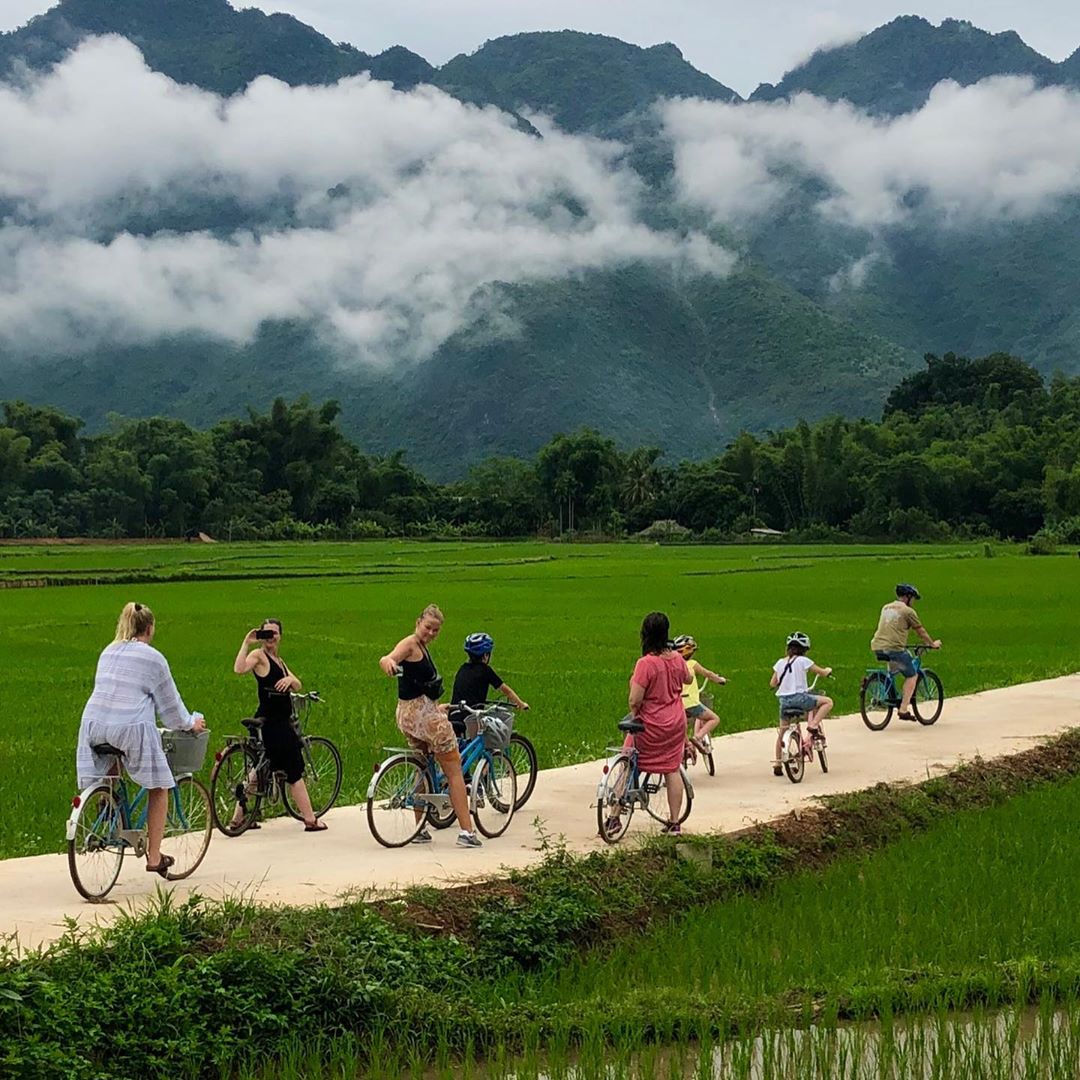 Tourists explore the villages of Mai Chau by bicycle (Source: Collected)