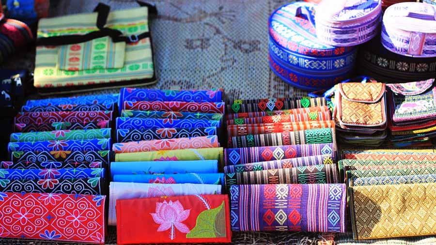  Shopping for brocade fabrics and souvenirs in Bản Lác (Source: Collected)