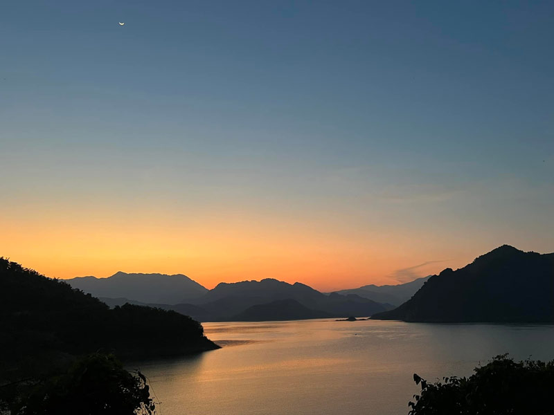 Da Bac is known for quiet lake views and village-based travel (Source: Collected)